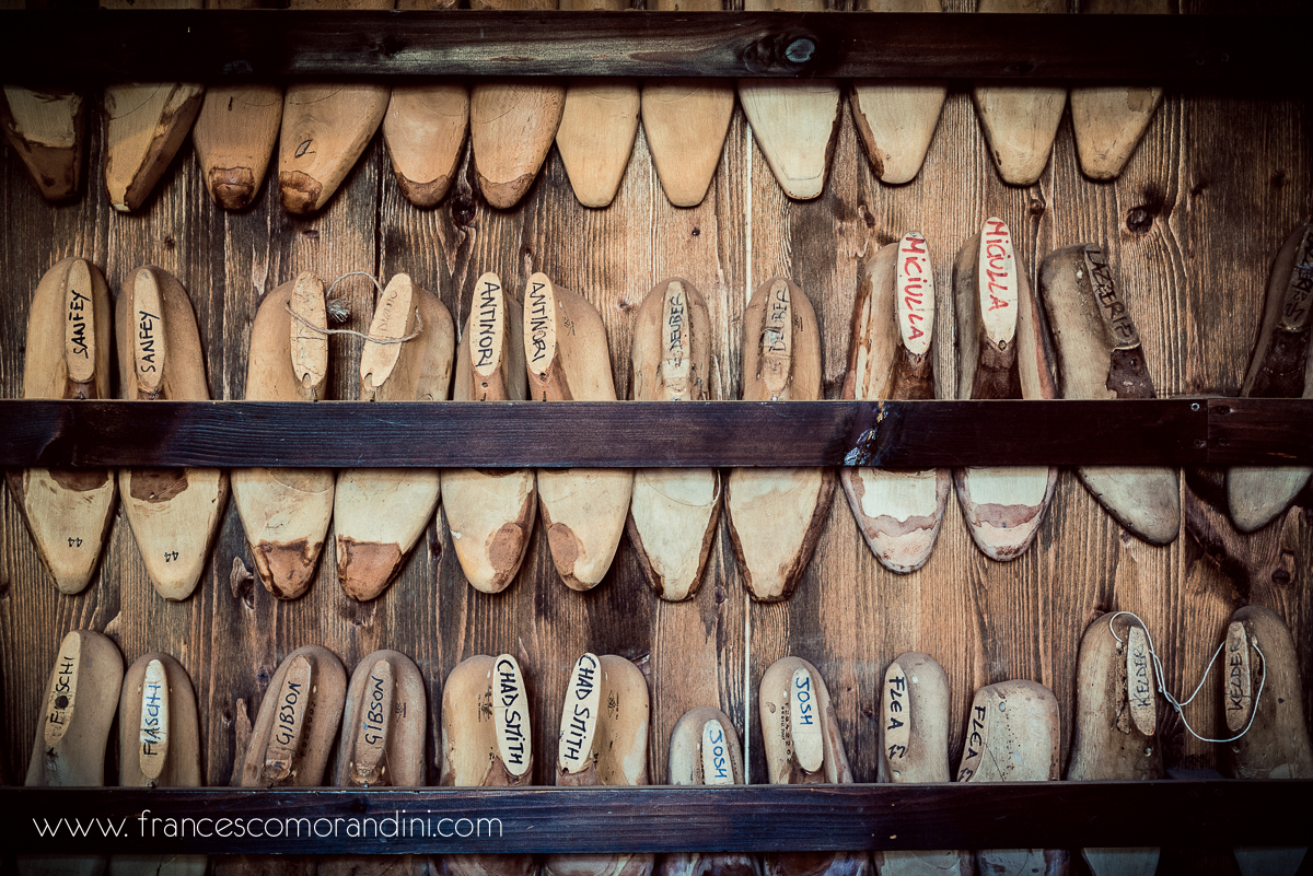 Roberto Ugolini, storia di un artigiano fiorentino. | Forme delle scarpe background